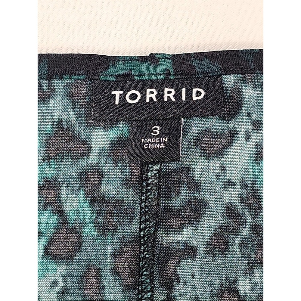 Torrid  Bodysuit Sleeveless Green Leopard Size‎ 3/3X 22 24 Vee Neck - Picture 5 of 11